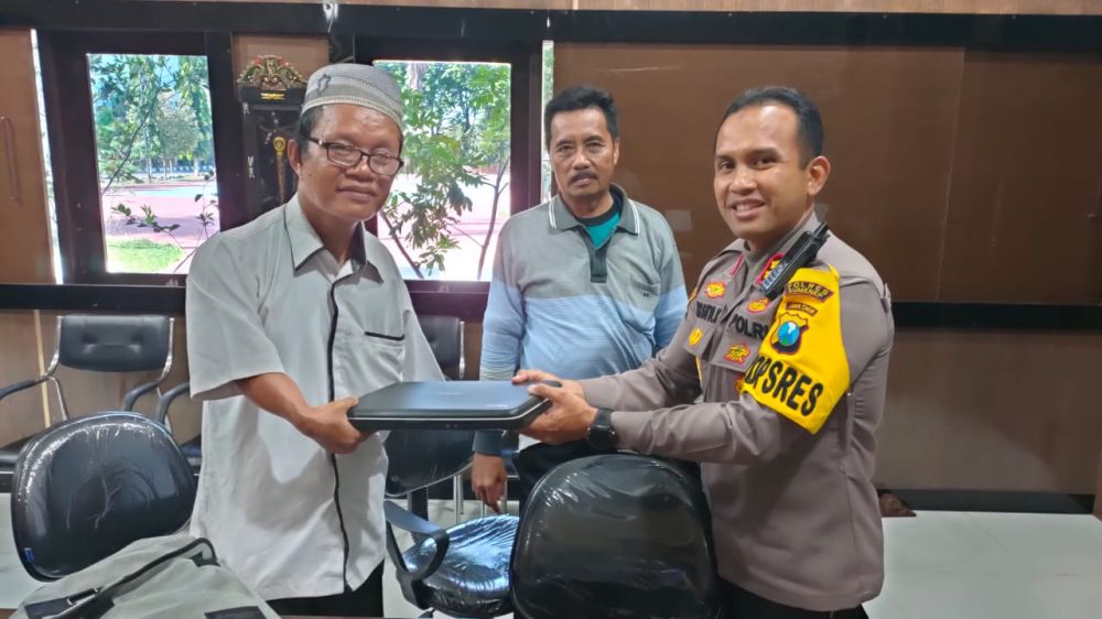 Kapolres Sumenep AKBP Edo Satya Kentriko berikan cinderamata berupa laptop ke ketua pengurus cabang perkumpulan disabilitas Aswari
