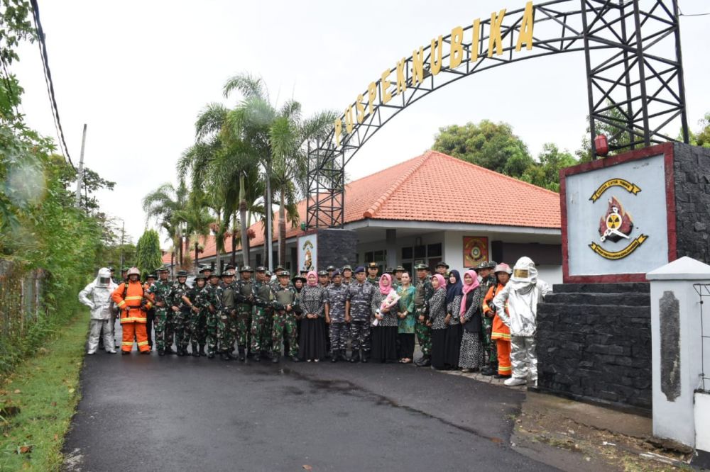 Dua anggota Puspeknubika masa purna