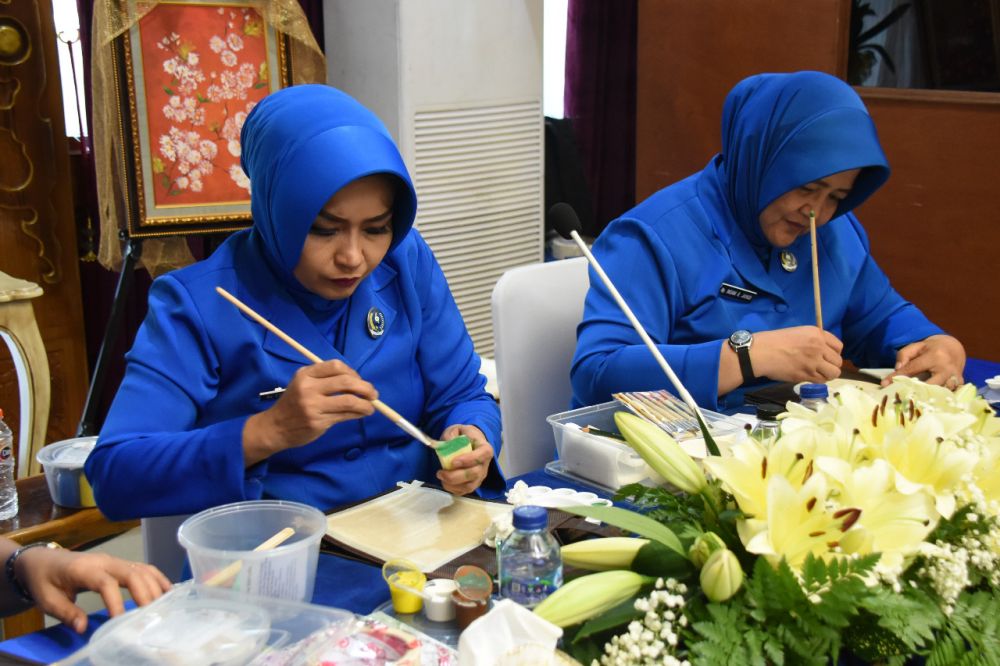 Berkreasi Tiada Henti, PG Jalasenastri Kodiklatal Gelar Pelatihan Ketrampilan Hand Painting dan Design Packaging