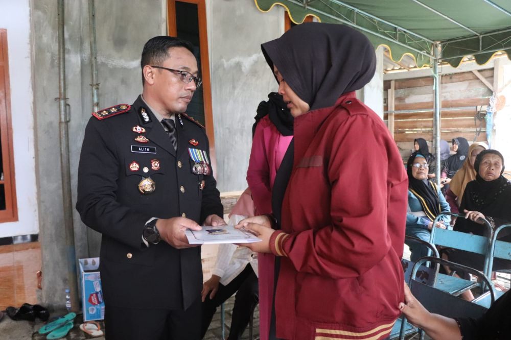 Kapolres Tulungagung dan Trenggalek Pimpin Upacara Pemakaman Anggota yang Gugur saat Pengamanan di Kanjuruhan