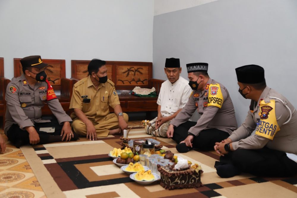 Kapolres Gresik AKBP Mochamad Nur Azis saat anjangsana ke rumah duka korban tragedi Kanjuruhan