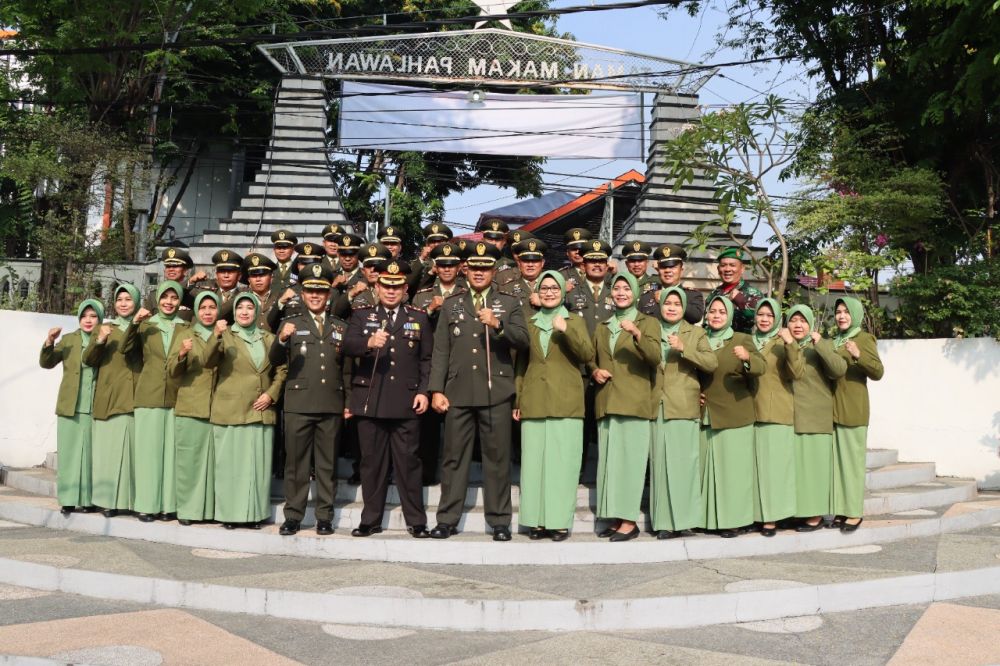 Kapolres Gresik bersama Dandim 0817 Gresik peringati HUT TNI ke-77