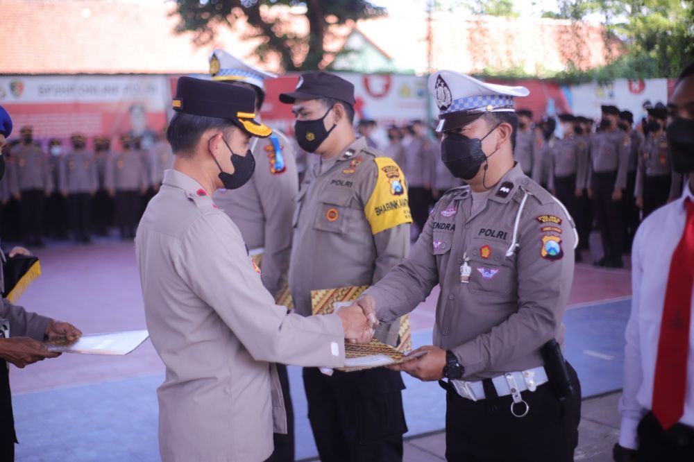 Kapolres Kediri berikan penghargaan ke anggotanya yang berprestasi