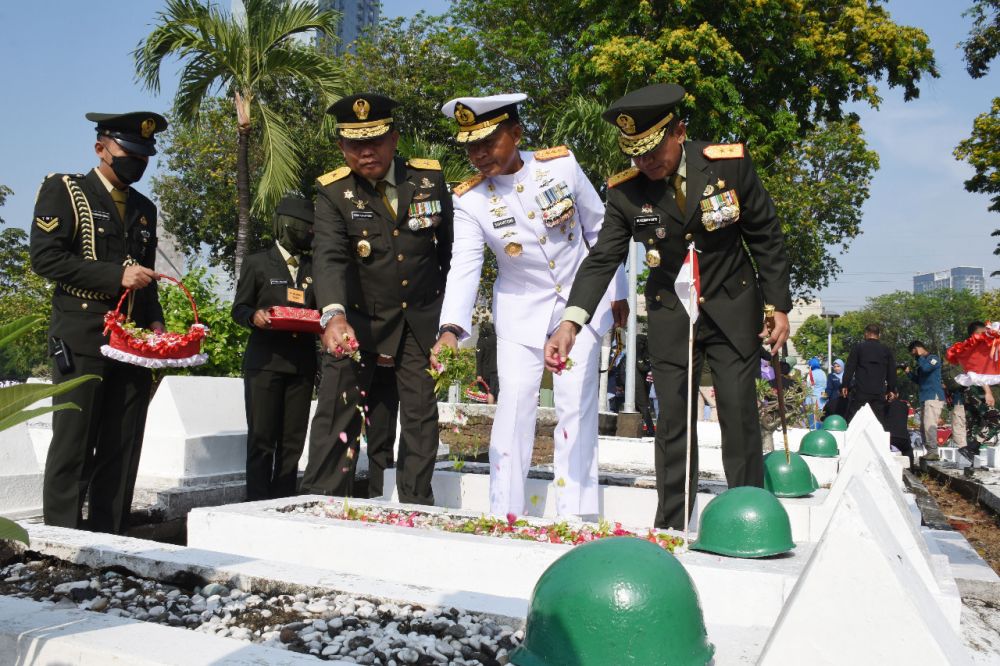 Kenang Jasa Pahlawan, Dankodiklatal Pimpin Ziarah Peringatan HUT TNI ke-77