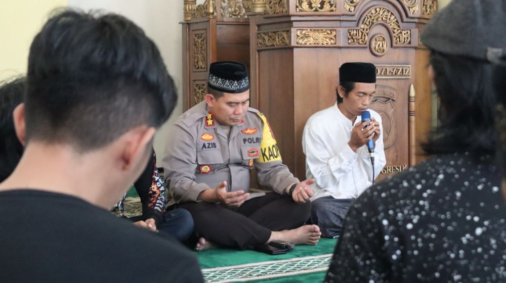 Kapolres Gresik Pimpin Doa Bersama untuk Korban Tragedi Kanjuruhan di Masjid Al Azis