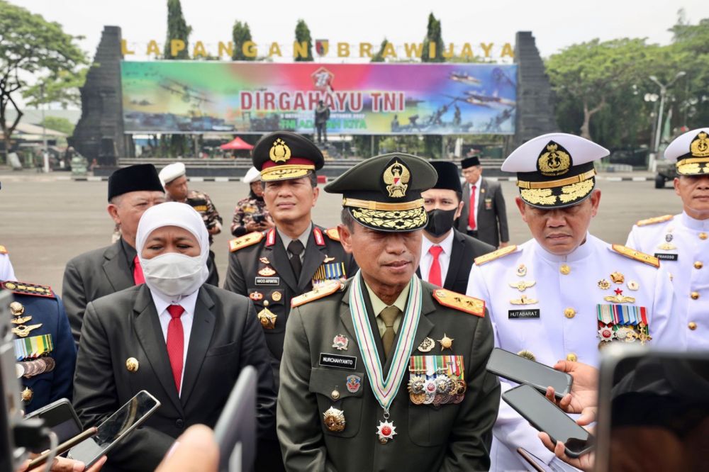 Pangdam V Brawijaya Mayjen TNI Nurchahyanto bersama Forkopimda Jatim meminta maaf atas perlakuan anggotanya ke suporter Aremania