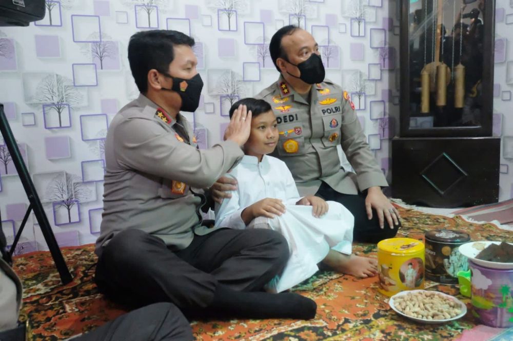 Kapolda Jatim Irjen Pol Dr Nico Afinta bersama Kadiv Humas Polri Irjen Dedi Prasetyo berikan beasiswa anak dari korban tragedi Kanjuruhan