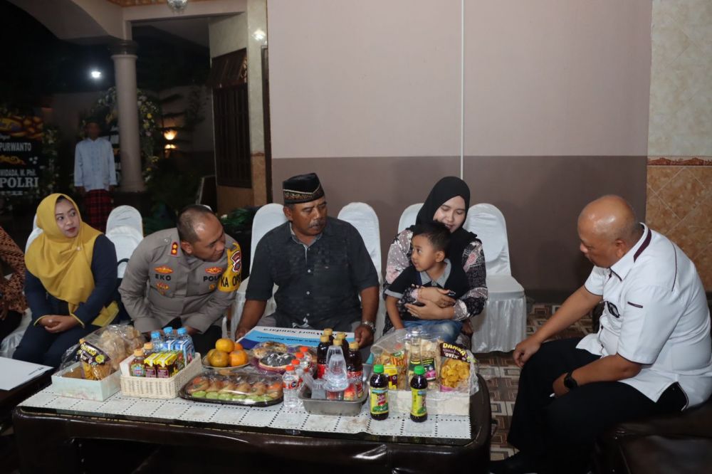 Komisioner Kompolnas dan Karo SDM Polda Jatim sambangi keluarga Aipda Anumerta Andik Purwanto