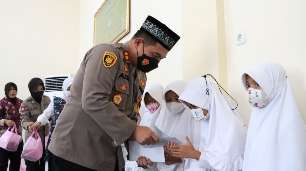 Kapolres Gresik AKBP Mochamad Nur Azis saat memperingati Maulid Nabi Muhammad SAW bersama yatim-piatu