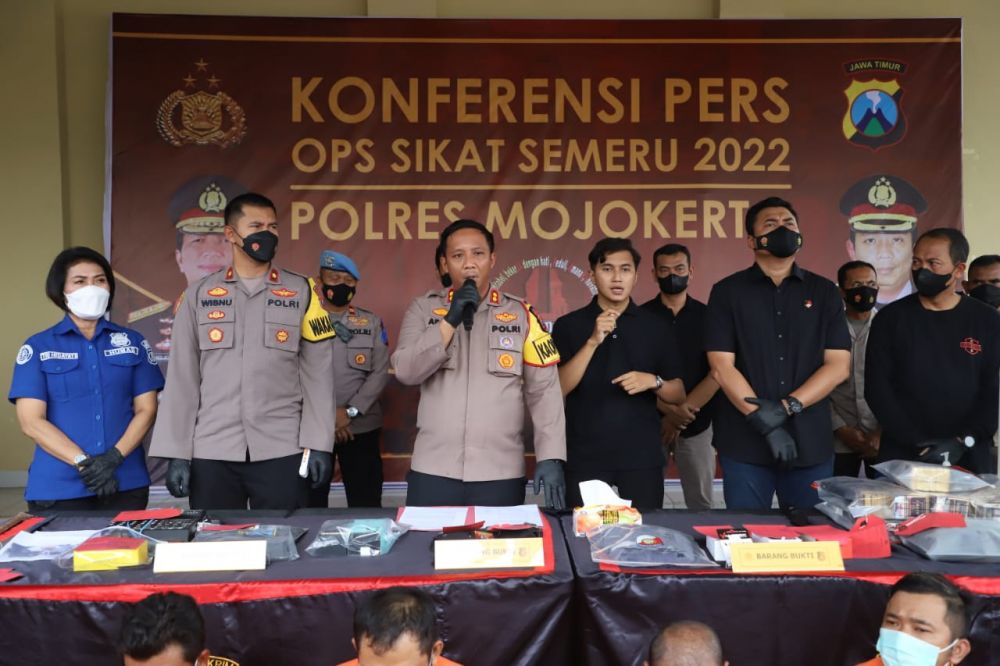Tersangka diamankan Polres Mojokerto beserta barang buktinya