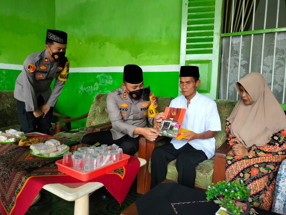 Kapolres Tulungagung AKBP Eko Hartanto saat memberikan tali asih dari Kapolri dan Kapolda Jatim
