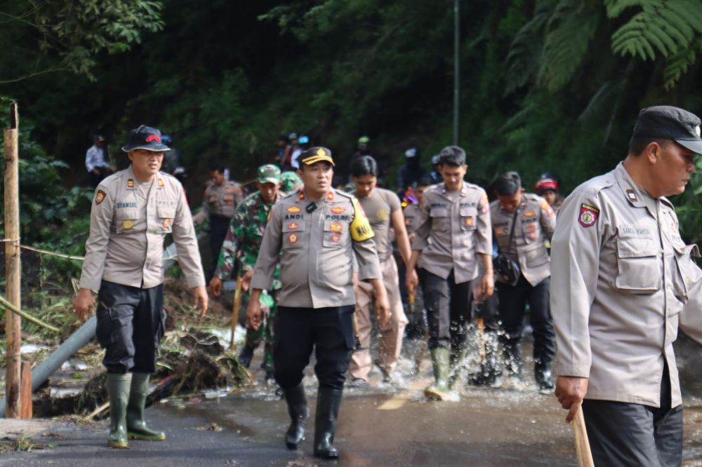 Polres Lumajang bersama Kodim 0821 Lumajang dan BPBD lakukan pembersihan