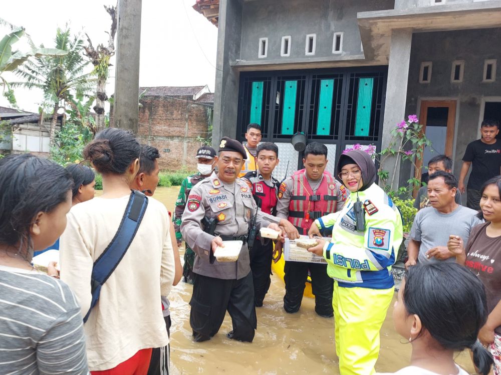 Polres Trenggalek dirikan dapur umum untuk masyarakat terdampak banjir