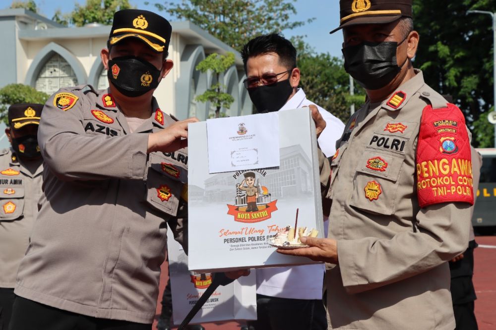 Kapolres Gresik AKBP Mochamad Nur Azis saat memberikan hadiah yang berulang tahun di bulan September