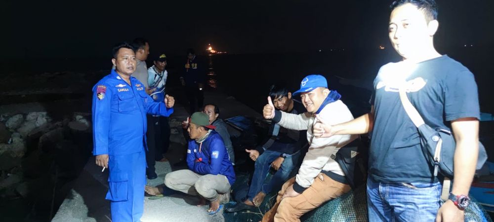 Ditpolairud Polda Jatim selamatkan pemancing yang terombang-ambing di perairan Gresik