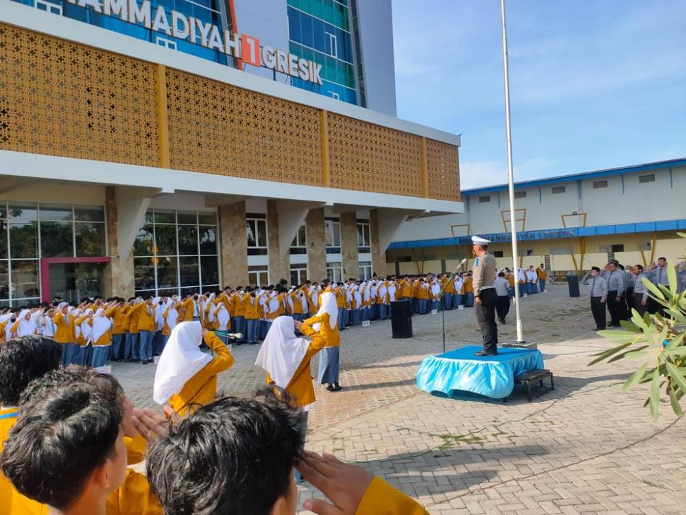 Satlantas Polres Gresik sosialisasi etika berlalulintas di SMA Muhammadiyah 1 Gresik