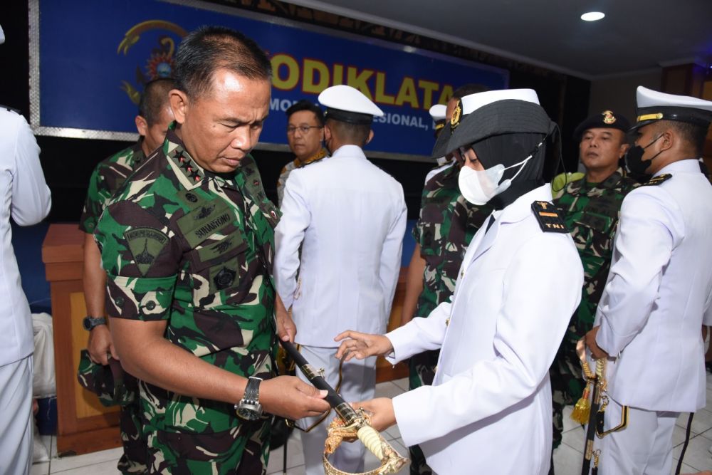 Dankodiklatal Letjen TNI Marinir Suhartono saat cek persiapan fitting baju