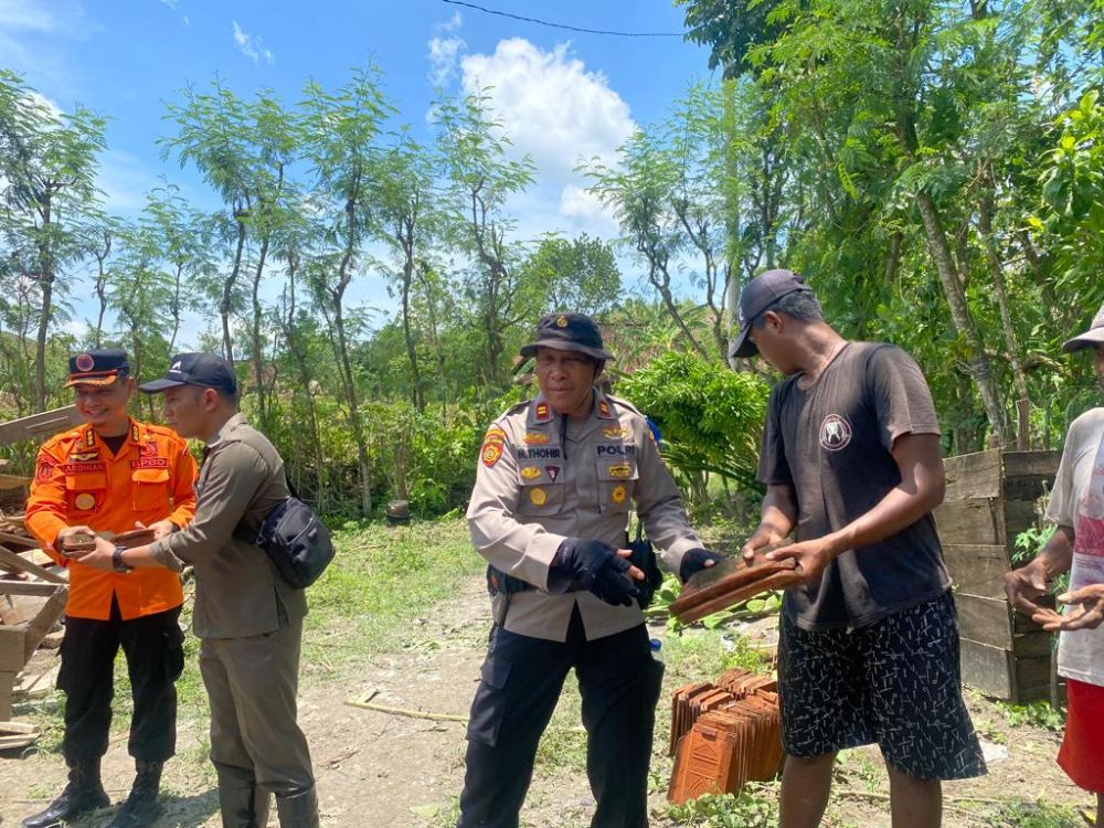 Polres Bojonegoro bersama dinas terkait bantu warga korban angin kencang