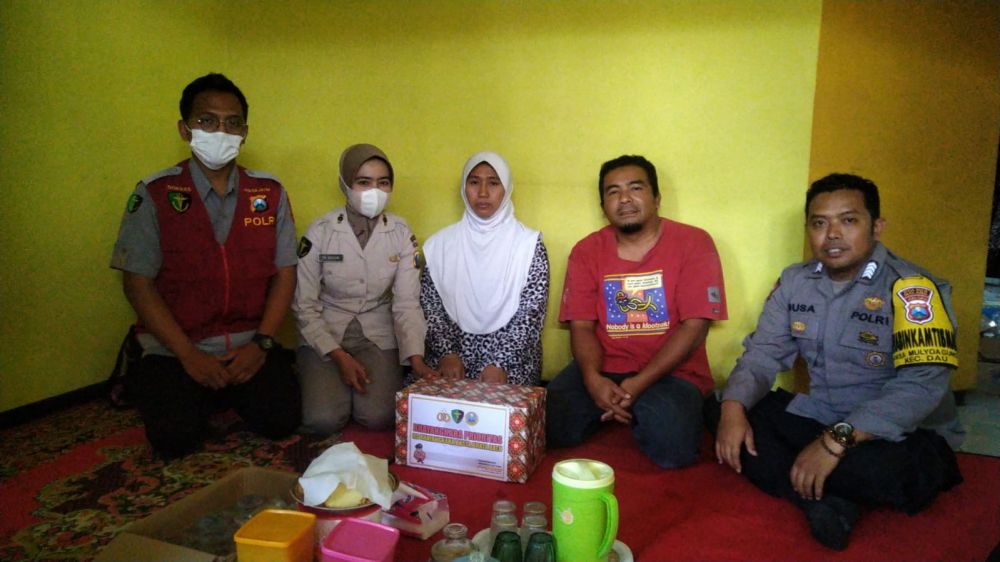 Biddokkes Polda Jatim beri santunan ke keluarga korban Kanjuruhan