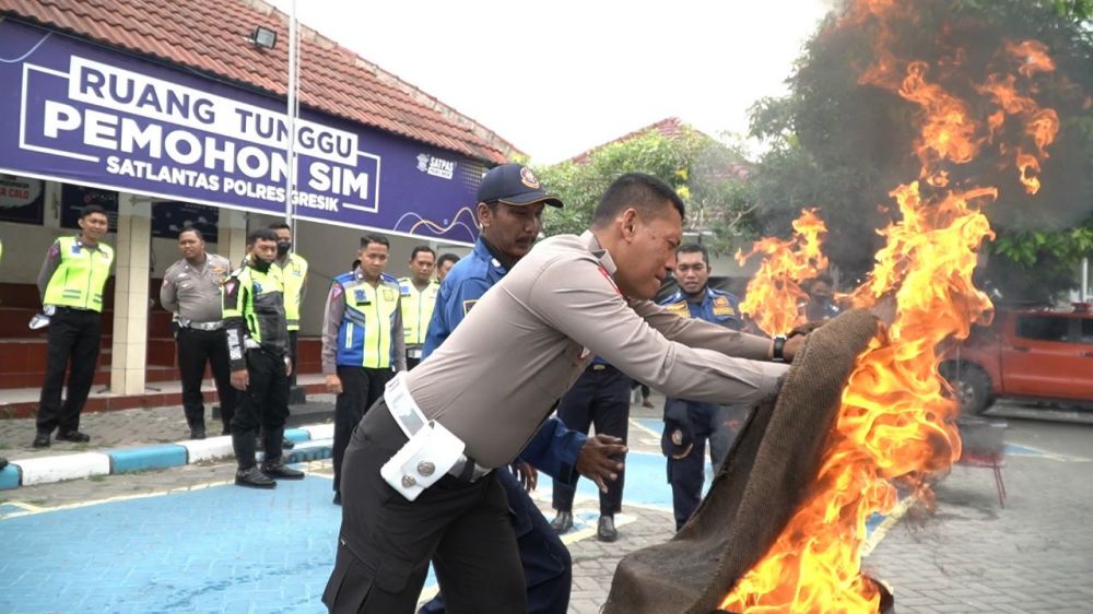 Satlantas Polres Gresik saat berlatih padamkan api