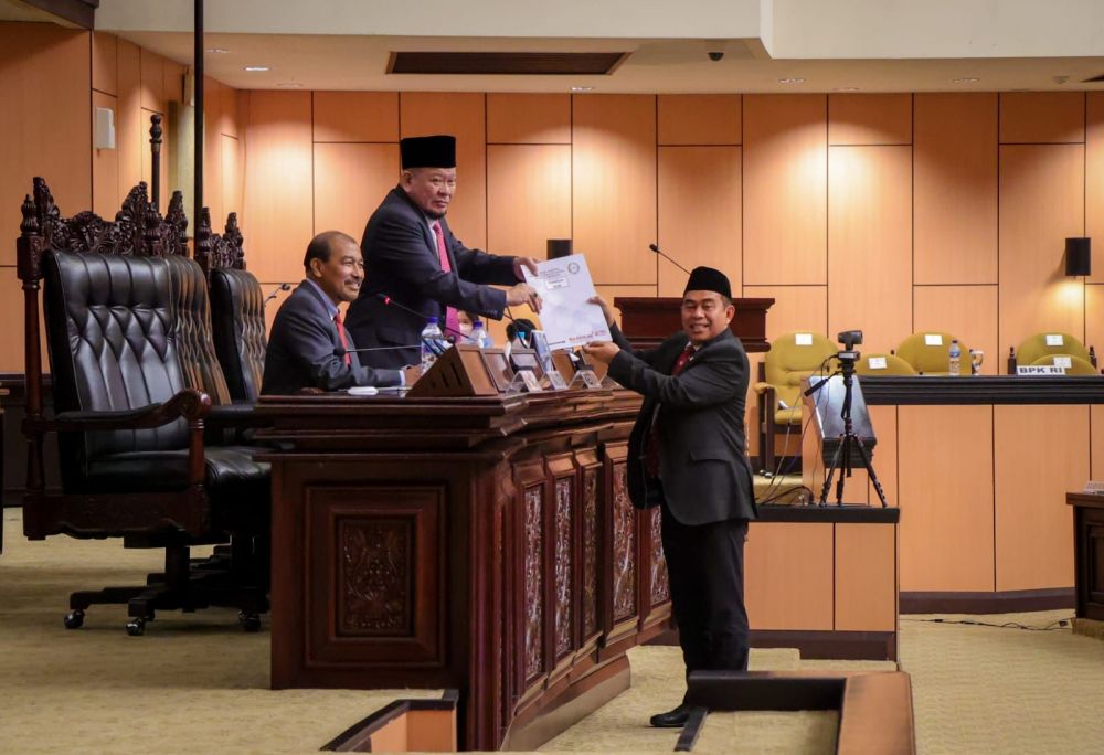 Ketua Pansus BLBI Bustami Zainuddin saat menyerahkan rekomendasi hasil Pansus ke Ketua DPD RI