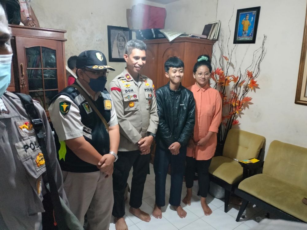 Kapolsek Klojen Kompol Domingos De F. Ximenes anjangsana kerumah korban tragedi Kanjuruhan