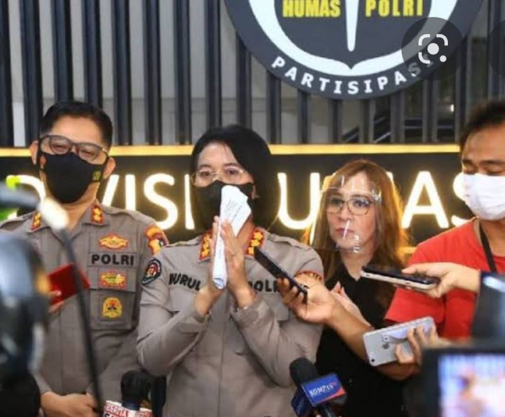 Kabagpenum Divisi Humas Polri Kombespol Nurul Azizah saat memberikan keterangan