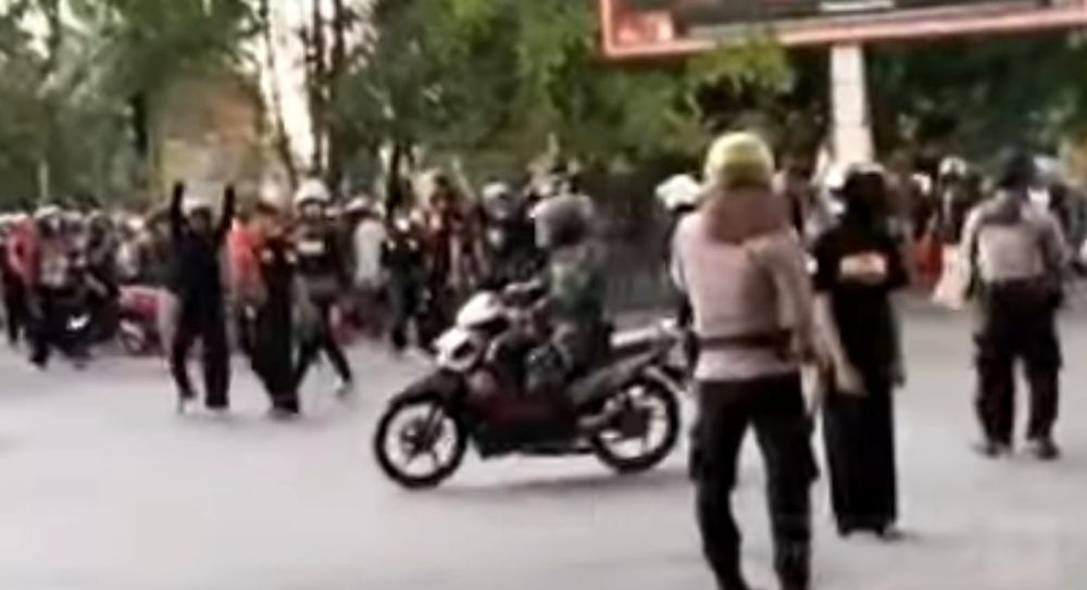 Ribuan massa pesilat memadati ruas jalan di Lamongan