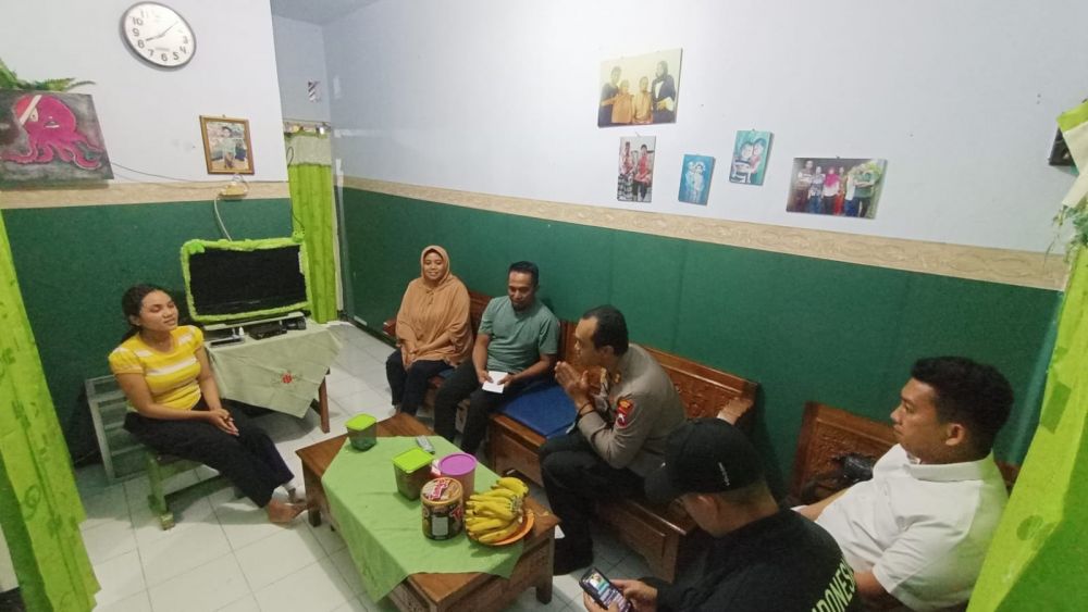 Kapolres Malang AKBP Putu Kholis Aryana saat anjangsana ke rumah korban peristiwa Kanjuruhan