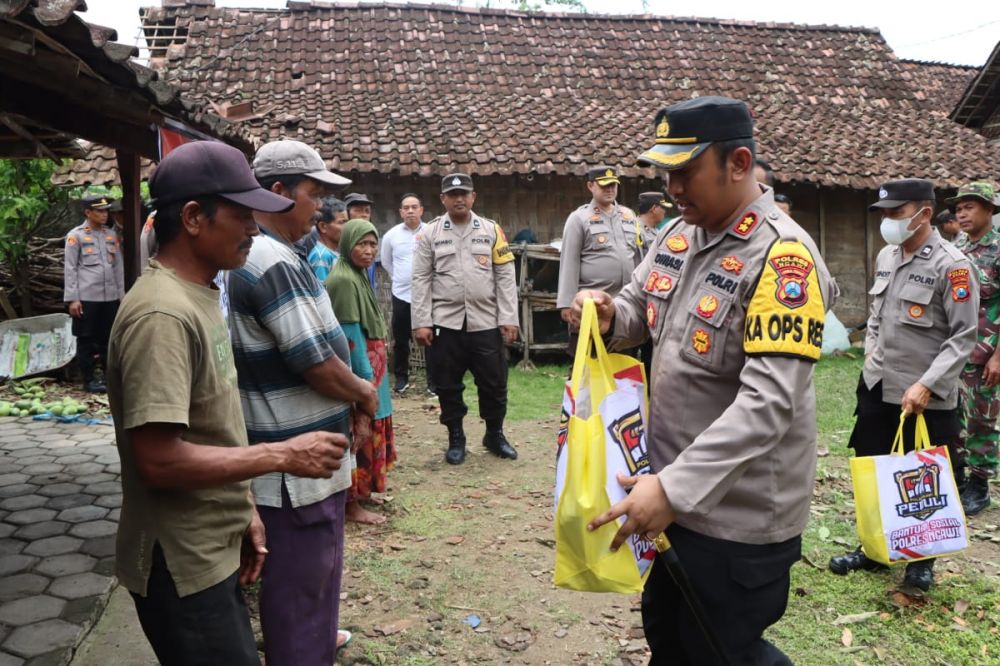Kapolres Ngawi Gelar Aksi Sosial ke Korban Bencana Alam