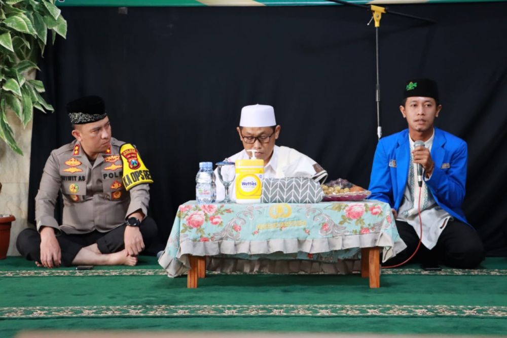 Kapolresta Mojokerto AKBP Wiwit Adisatria bersama para ulama dan mahasiswa doa bersama untuk korban Kanjuruhan