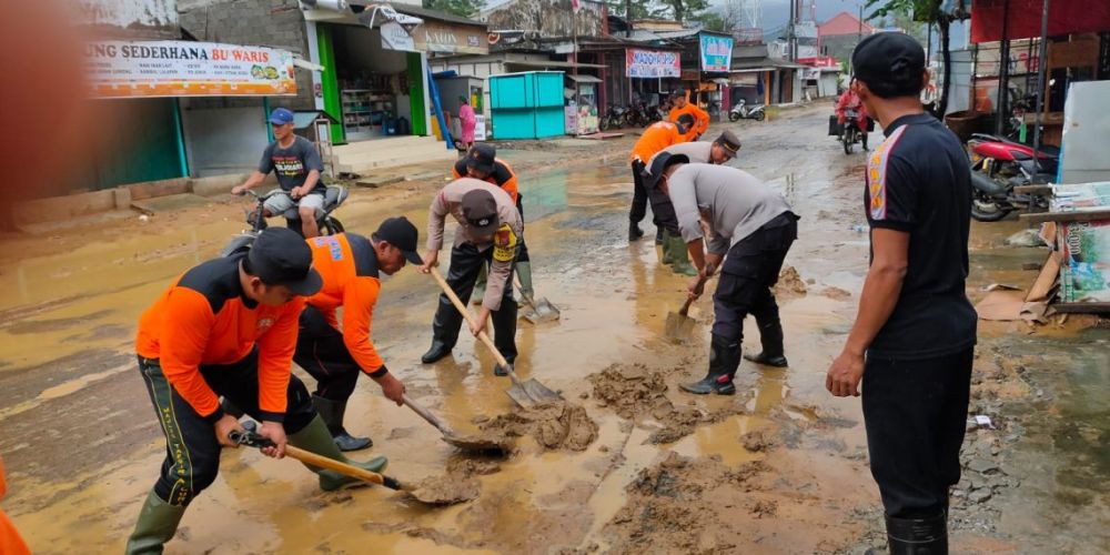Polres Trenggalek bersama TNI dan warga bersihkan jalan Raya Prigi terdampak banjir