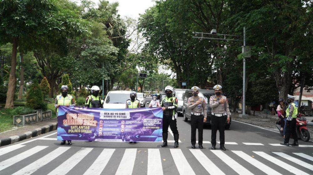Satlantas Polres Gresik gelar Ops Zebra Semeru 2022 dan bagikan helm gratis