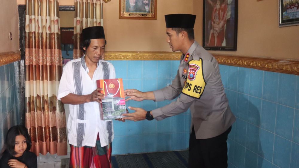 Kapolres Pasuruan AKBP Bayu Pratama Gubunagi saat memberikan santunan dari Kapolda Jatim