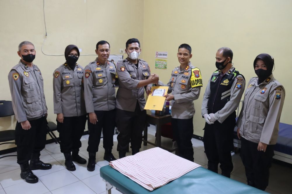 Kapolres Batu AKBP Oskar Syamsuddin memberikan tali asih dari Kapolda Jatim dan silaturahmi ke anggotanya saat insiden Kanjuruhan