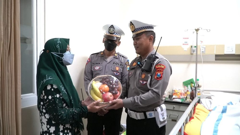 Satlantas Polres Gresik anjangsana ke korban lakalantas