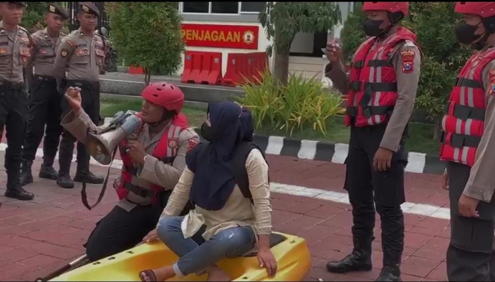Satsamapta Polres Gresik saat berlatih laka air