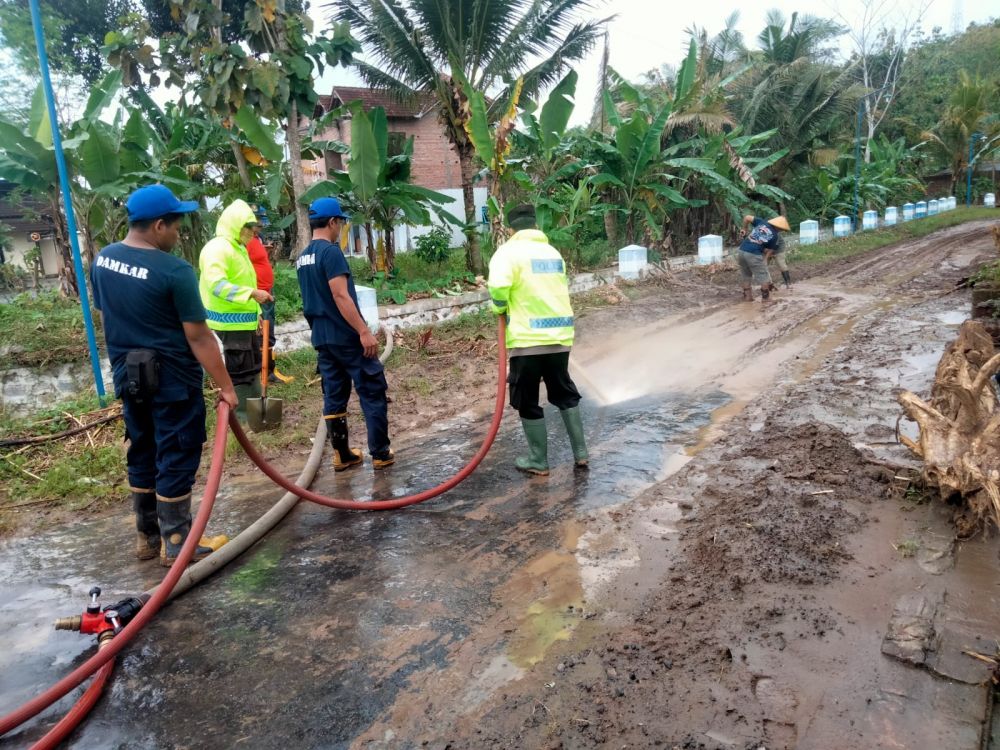 Polres Tulungagung bersama dinas terkait lakukan bersih-bersih akibat banjir