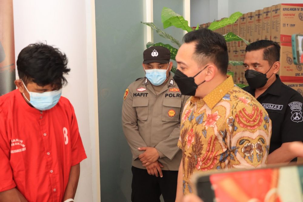 Tersangka diamankan Polisi beserta buktinya