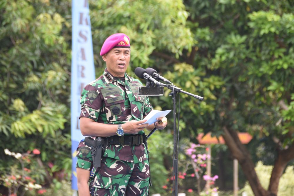 Dankodiklatal Letjen TNI Marinir Suhartono saat pimpin upacara