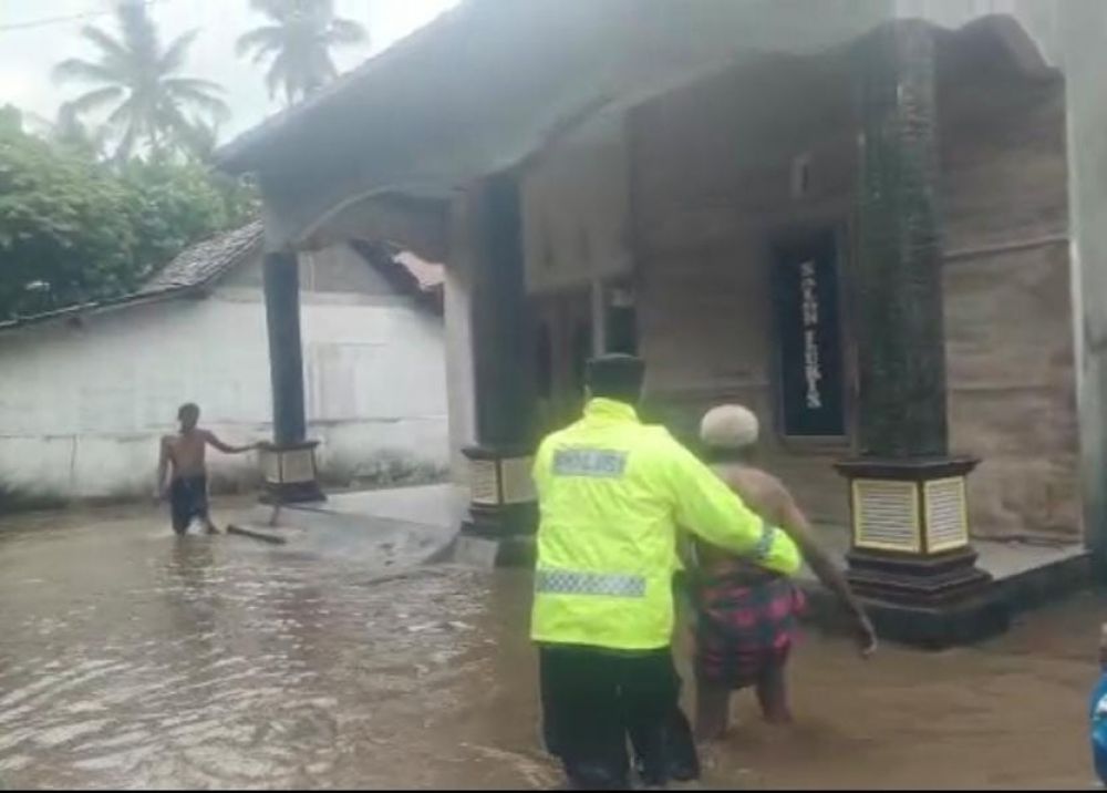 Polisi selamatkan lansia yang terjebak banjir