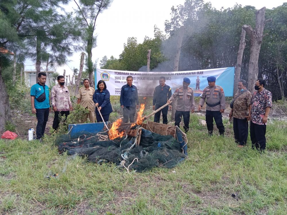 Satpolairud Polres Gresik lakukan pemusnahan jaring trawl
