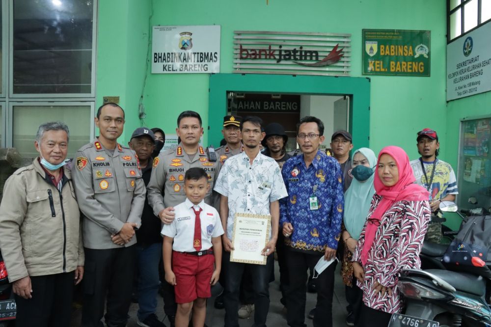 Kapolresta Malang Kota bersama anak korban tragedi Kanjuruhan