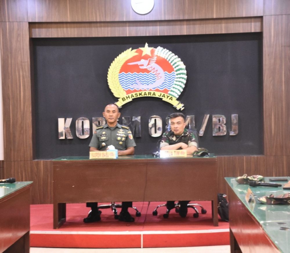 Kasrem 084/BJ Kolonel Inf H. Sugiyono saat terima kunjungan tim Wasrik