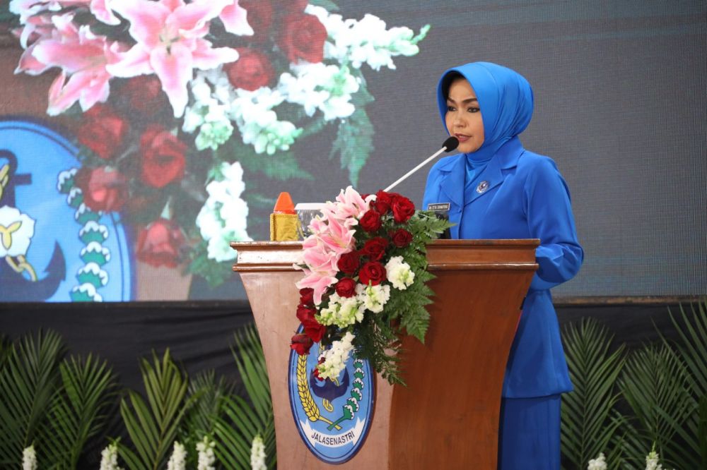 Ketua gabungan Jalasenastri Ny. Etta Suhartono
