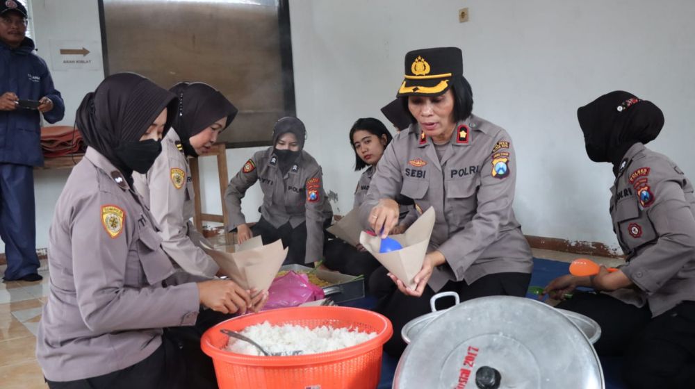 Polwan Polres Blitar Kota buka dapur umum untuk warga terdampak banjir