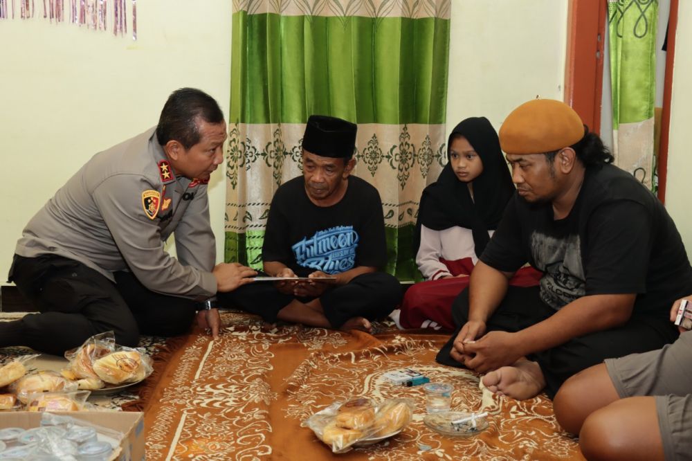 Kapolda Jatim Irjen Pol Toni Harmanto saat takziyah ke rumah korban peristiwa Kanjuruhan