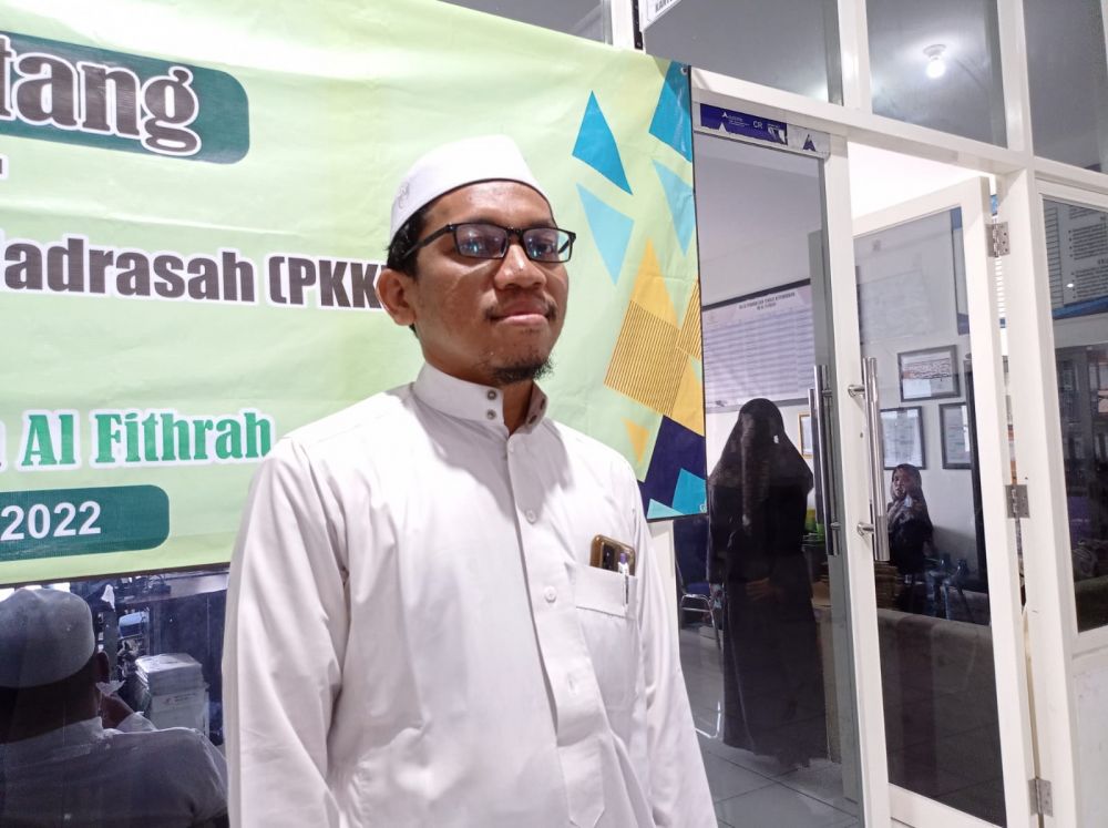 Pengasuh ponpes Al Fithrah kyai Ahmad Kunawi