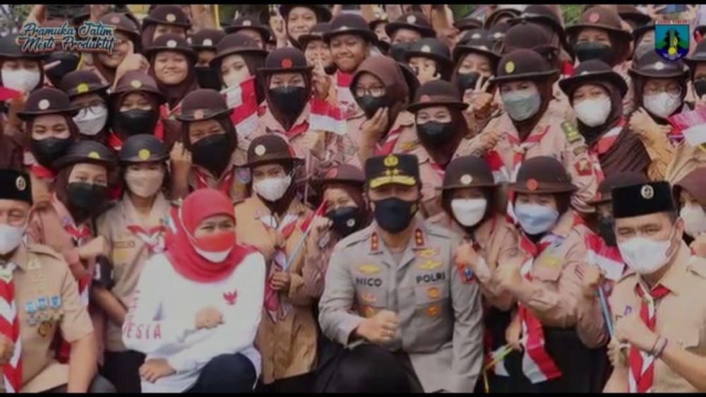 Kapolda Jatim Irjen Pol Nico Afinta bersama Gubernur Jatim Khofifah Indar Parawansa dan Pramuka muda