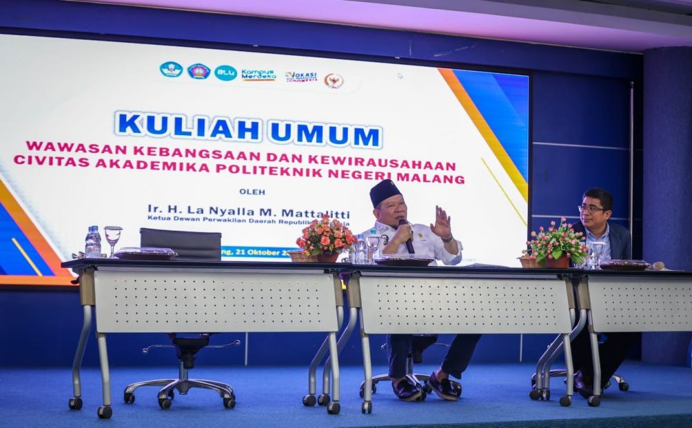 Ketua DPD RI AA LaNyalla Mahmud Mattalitti saat terima kajian dari BEM